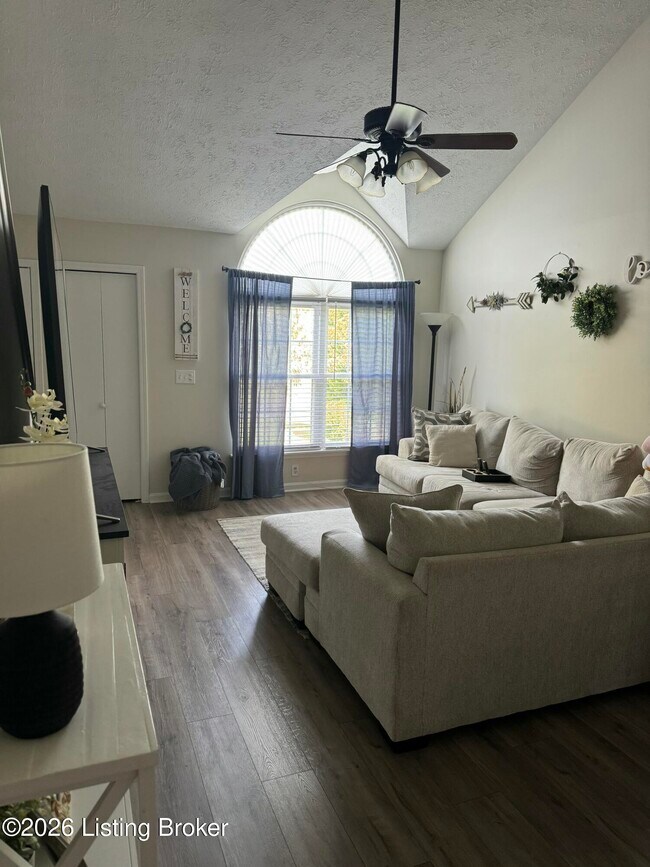 Building Photo - 4110 Hickoryview Dr
