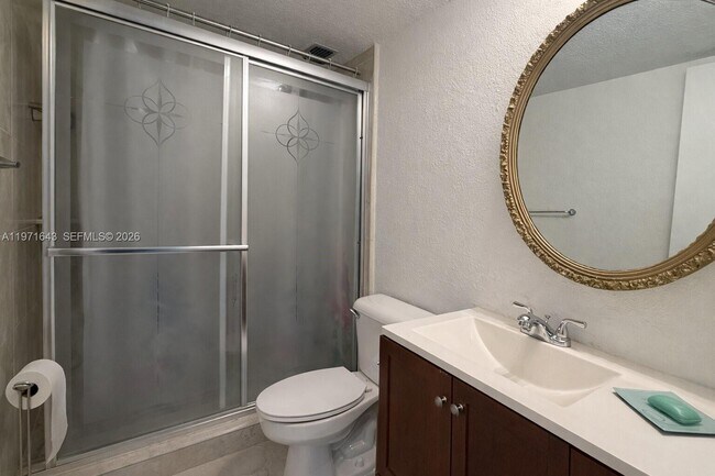 Building Photo - 950 NE 199th St