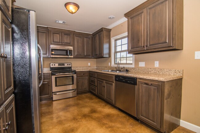 Building Photo - 3 Bed 2 Bath