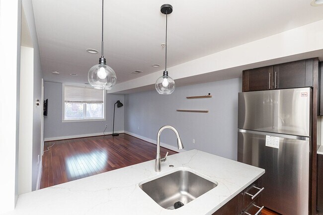 Building Photo - Chevy Chase Area One Bed, One Bath Condo R...
