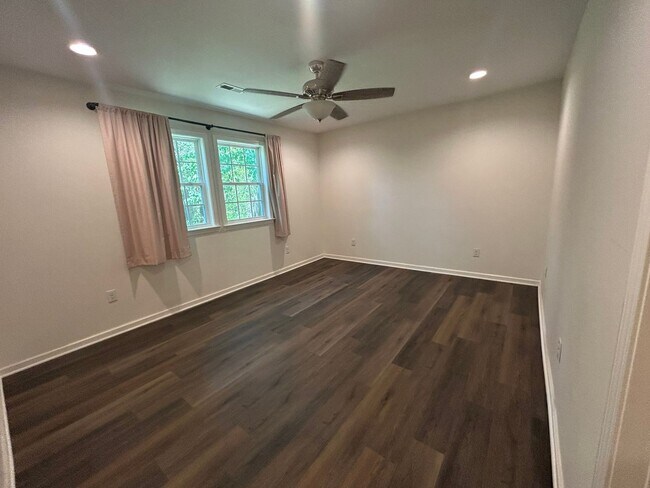 Building Photo - Charming 3 bedroom home located in the heart of Hampstead!