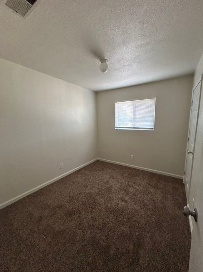 Building Photo - Affordable 3 bedroom 2 bath Apartment