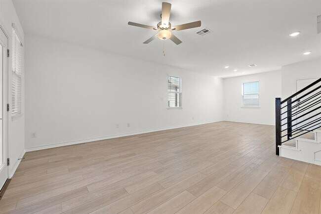 Building Photo - 307 Flowers Ave