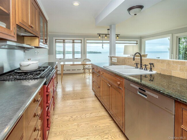 Building Photo - 24 Bay Ave