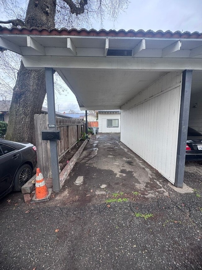 Building Photo - New Flooring & Paint!