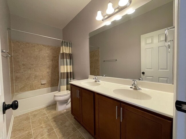Building Photo - Spectacular 4 Bed 3.5 Bath Townhouse In Br...
