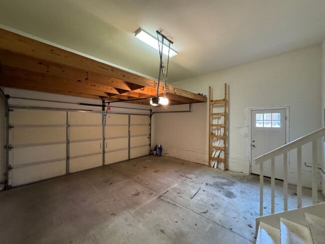 Building Photo - Beautiful 3 Bedroom Single Family Home near Chics Beach!!! "ASK ABOUT OUR ZERO DEPOSIT"