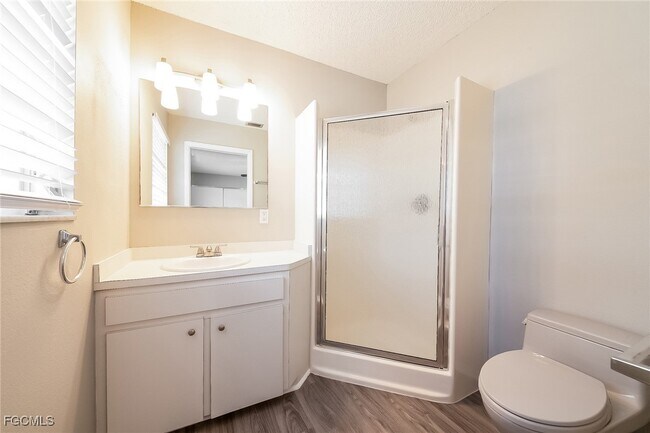 Building Photo - 744 Pineland Ave