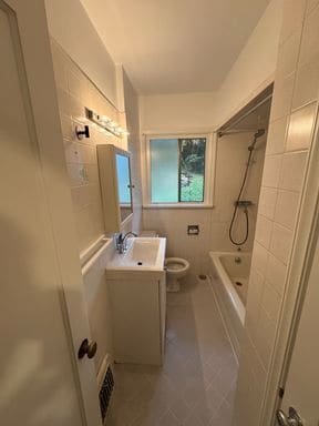 Building Photo - Freshly Painted Large Queen Anne Home! $3495