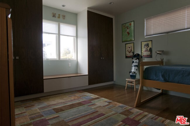 Building Photo - 737 Broadway St