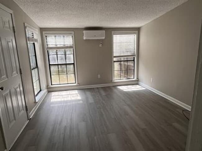 Building Photo - NEW DEAL! FIRST MONTH’S RENT FREE WITH A 1-YEAR LEASE!
