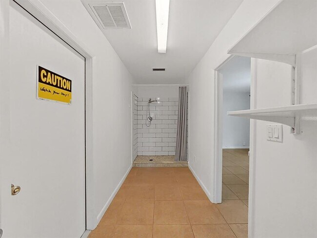 Building Photo - 1701 Laurie Ln