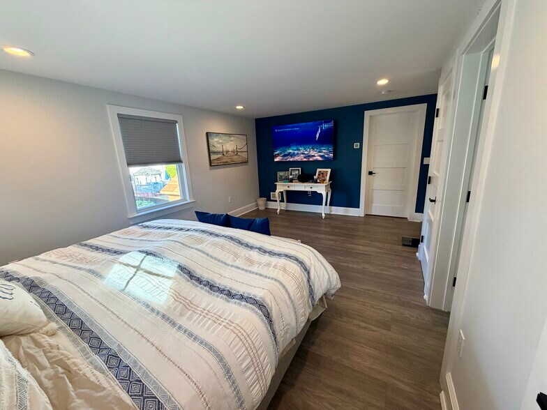 Building Photo - 502 12th Ave