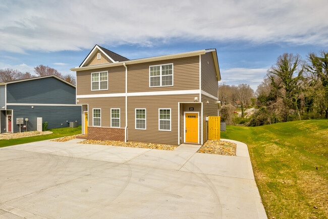 Building Photo - 312 Bogle St