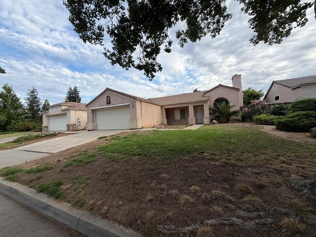 Building Photo - 2350 E Fallbrook Ave