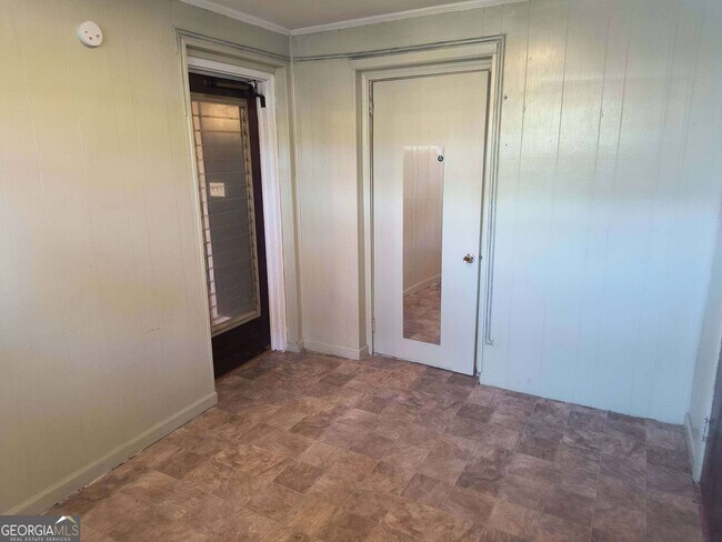 Building Photo - 4748 Sylvan Dr