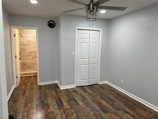 Building Photo - 834 Vallette St