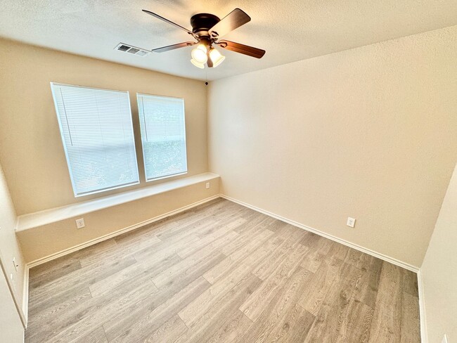 Building Photo - Updated 4 Bed 2.5 Bath Home - Close to TWU!