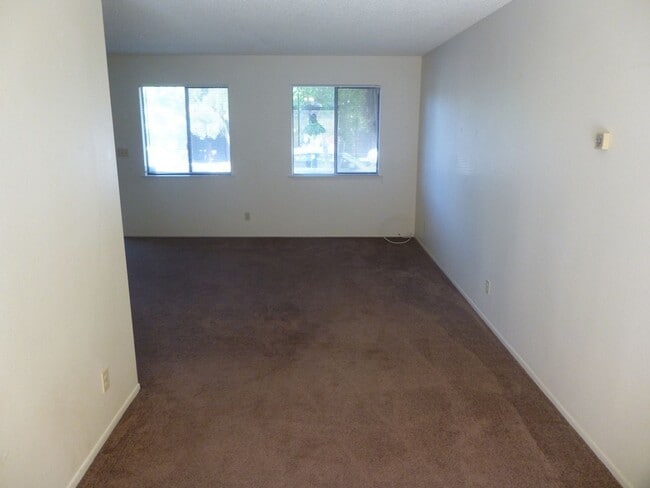 Building Photo - uni600