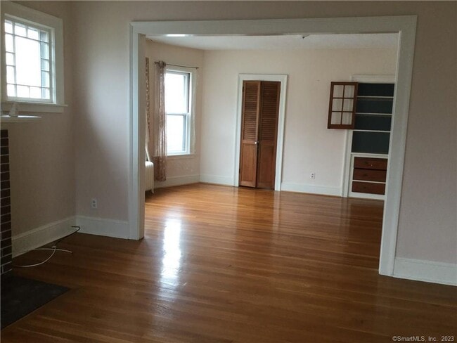 Building Photo - 42 Quaker Ln S