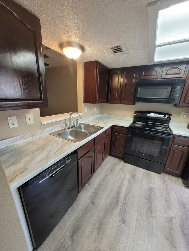 Building Photo - 2 story, 2 bed 2.5 bath townhome at Sagewo...