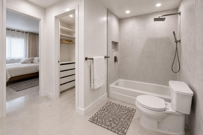 Building Photo - 6249 Bay Club Dr