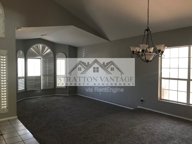 Building Photo - 4740 E Desert Ln