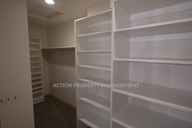 Building Photo - 2 bed + office, 2 bath, 2 car garage condo in Sunland