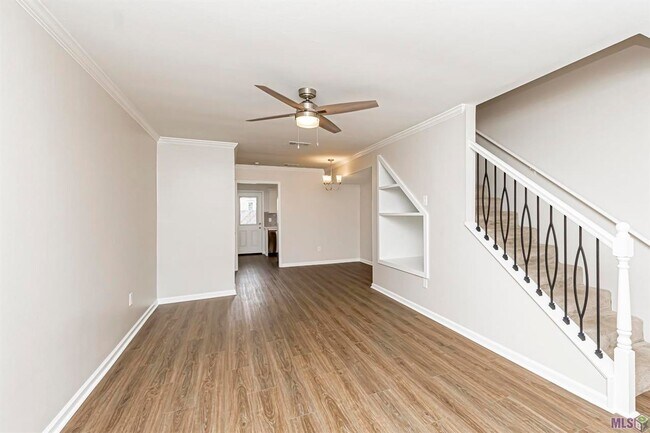 Building Photo - 2 Bedroom Townhome off Jefferson & Bluebonnet Blvd- Pet Friendly