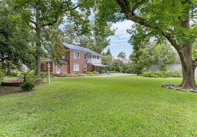 Building Photo - 2104 Castle Hayne Rd
