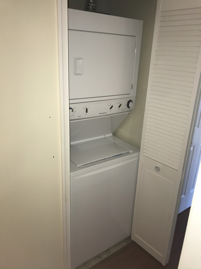 Stackable washer and dryer - 6918 Victoria Dr