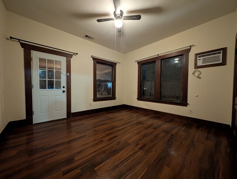 Building Photo - 1522 W Salinas St