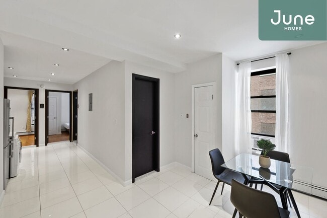 Building Photo - ROOM ONLY in 3-bed/1.0-bath Home