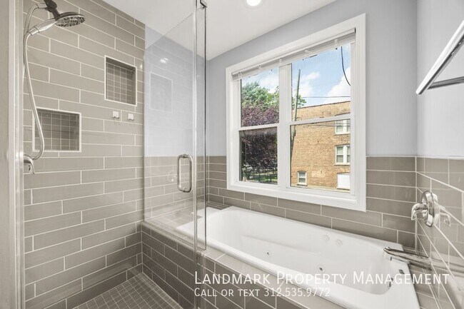 Building Photo - 2622 W Diversey Ave