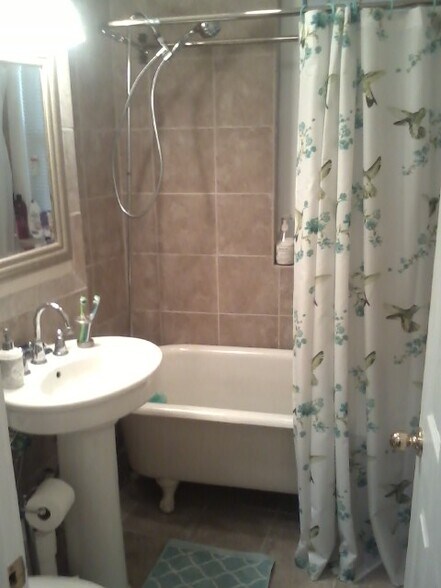 Building Photo - 131 Park Dr