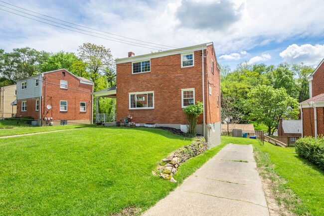 Building Photo - AVAILABLE JUNE 1ST!! STUNNING 3 BEDROOM IN...