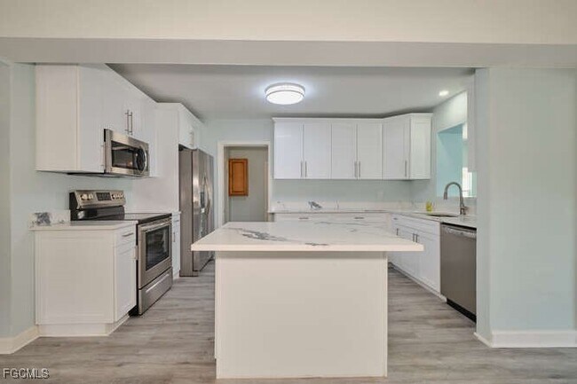 Building Photo - 4370 Deleon St