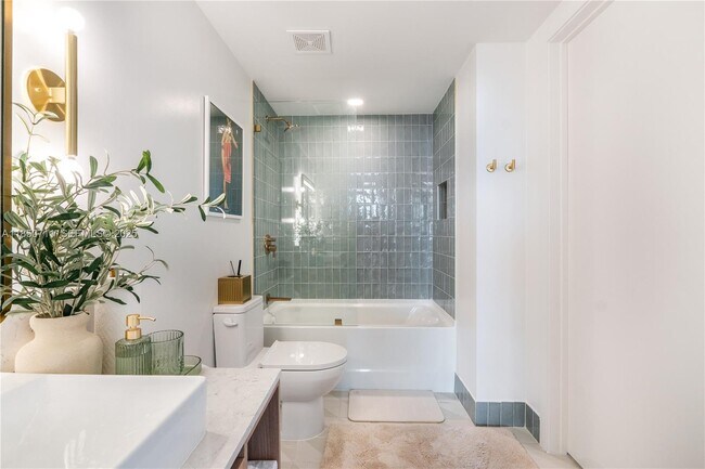 Building Photo - 601 NE 1st Ave