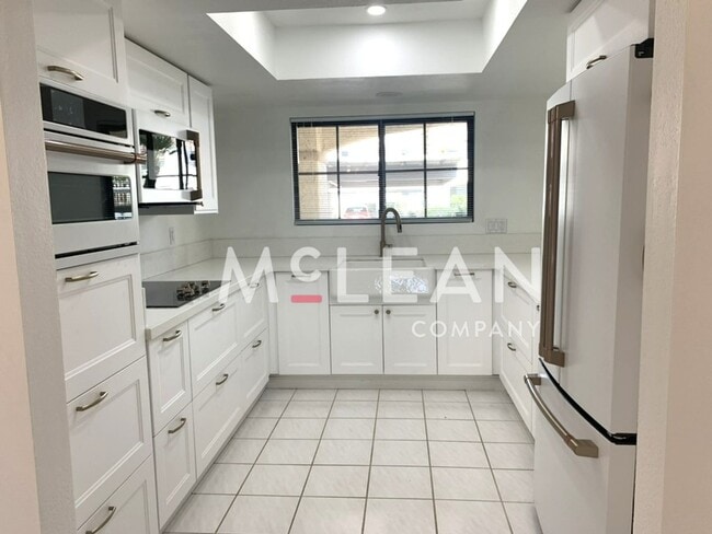 Primary Photo - Beautiful Two Bedroom Condo in a Stunning ...