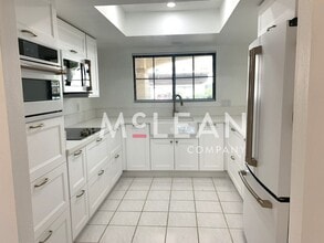 Building Photo - Beautiful Two Bedroom Condo in a Stunning ...