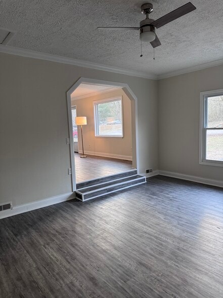 Building Photo - 4426 S Creek Dr