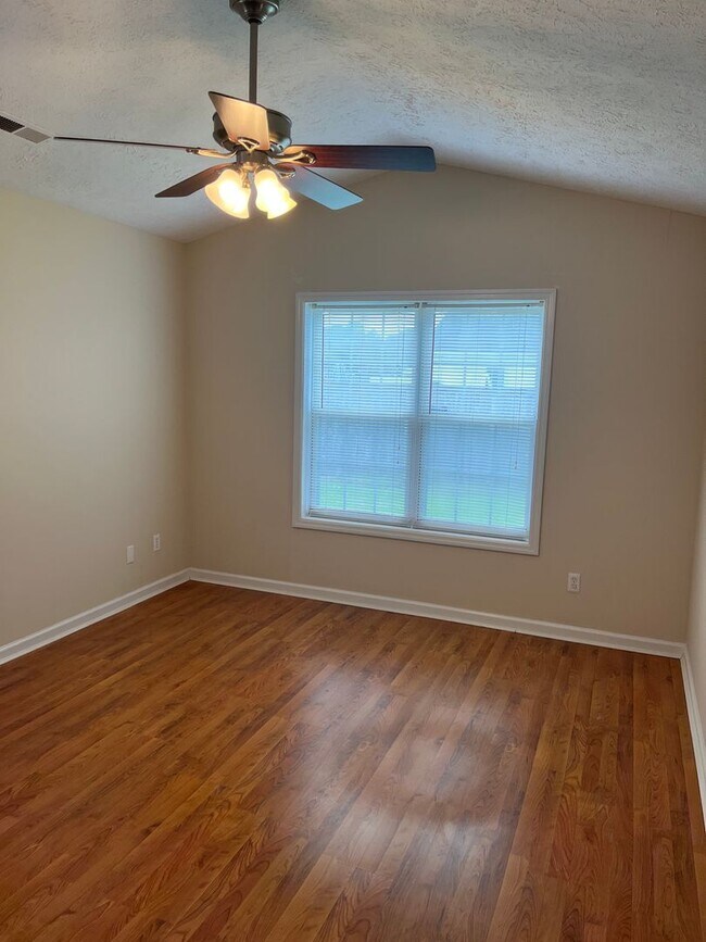 Building Photo - Charming Home with 2 car garage in Great Neighborhood