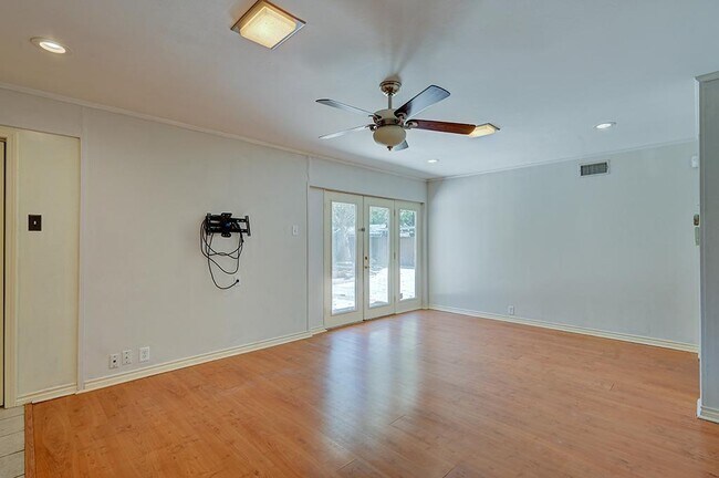 Building Photo - 806 Westwood Dr