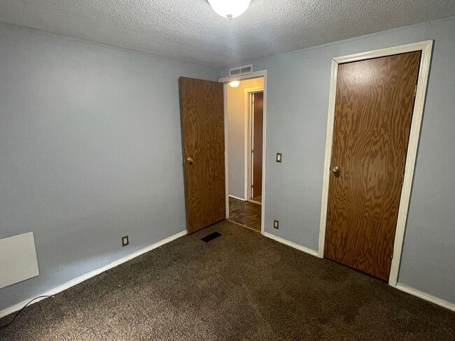 Building Photo - 3 BEDROOM LOCATED ON SHADED ACRE LOT