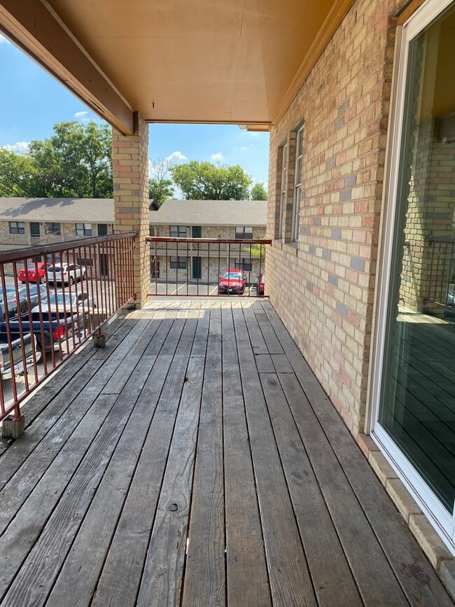 Building Photo - 1226 N LBJ Dr