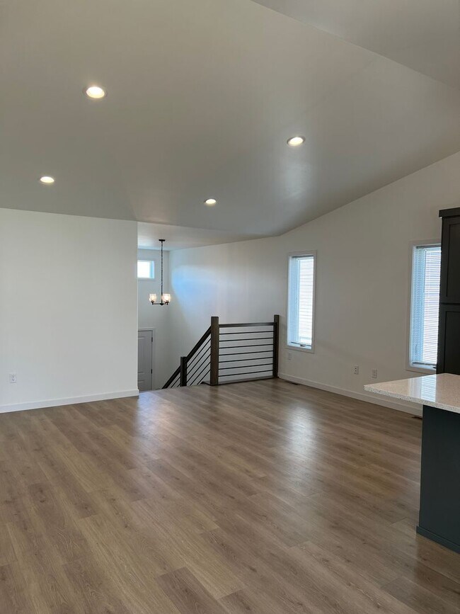 Building Photo - 4 Bed 3 Bath Single Family Home