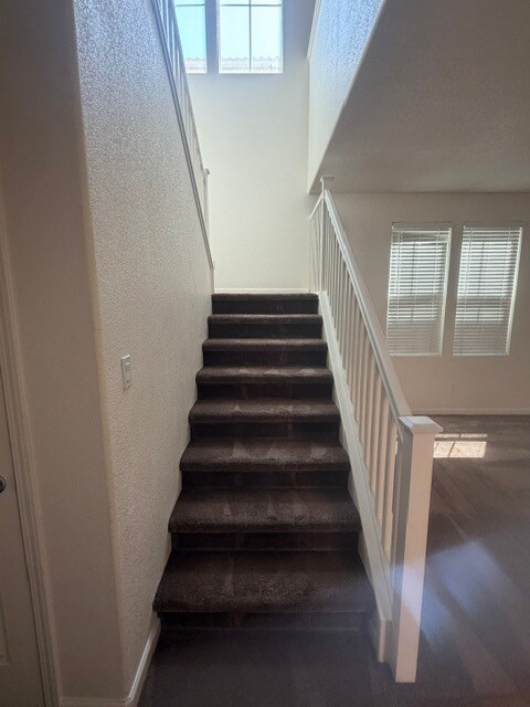 Building Photo - Gorgeous Modesto Home 3 Bedroom 2.5 Bathroom