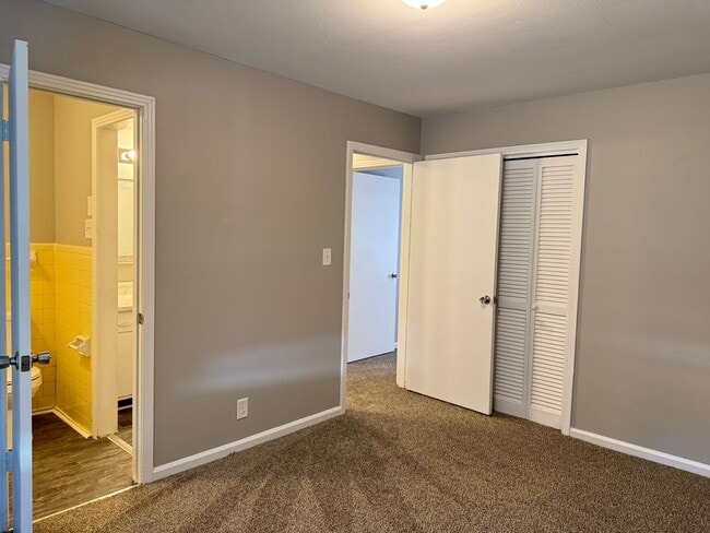 Building Photo - Great Location! 2 bed 1 bath off 101st!