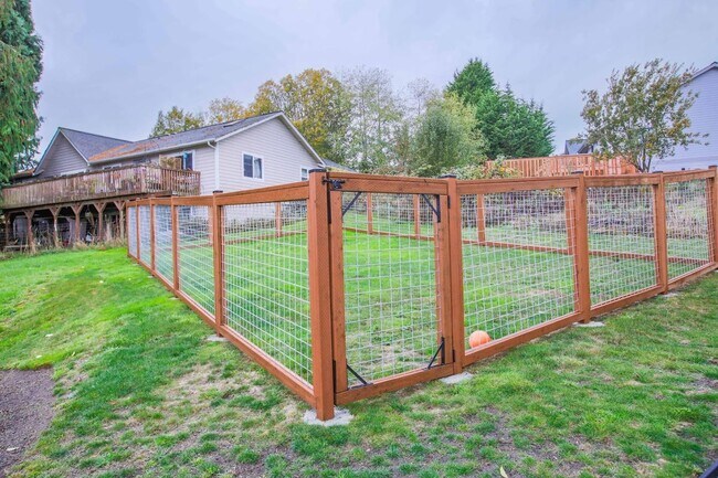 Building Photo - Stunning Holmes Harbor Home and Pet Friendly!