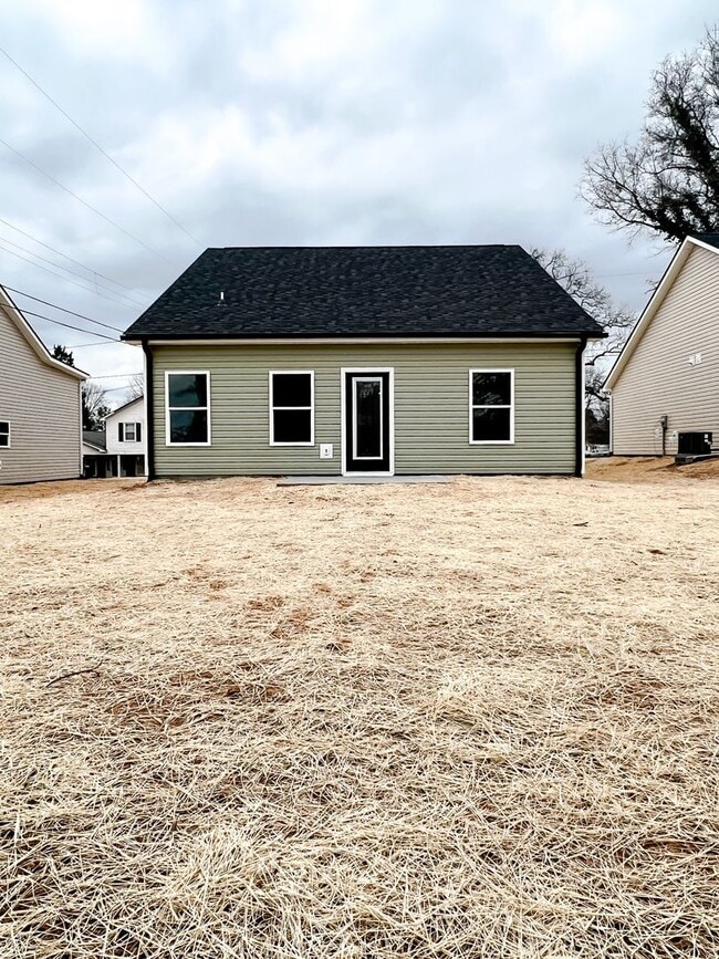 Building Photo - 3 Bedroom 2 Full Bath HOUSE with GARAGE